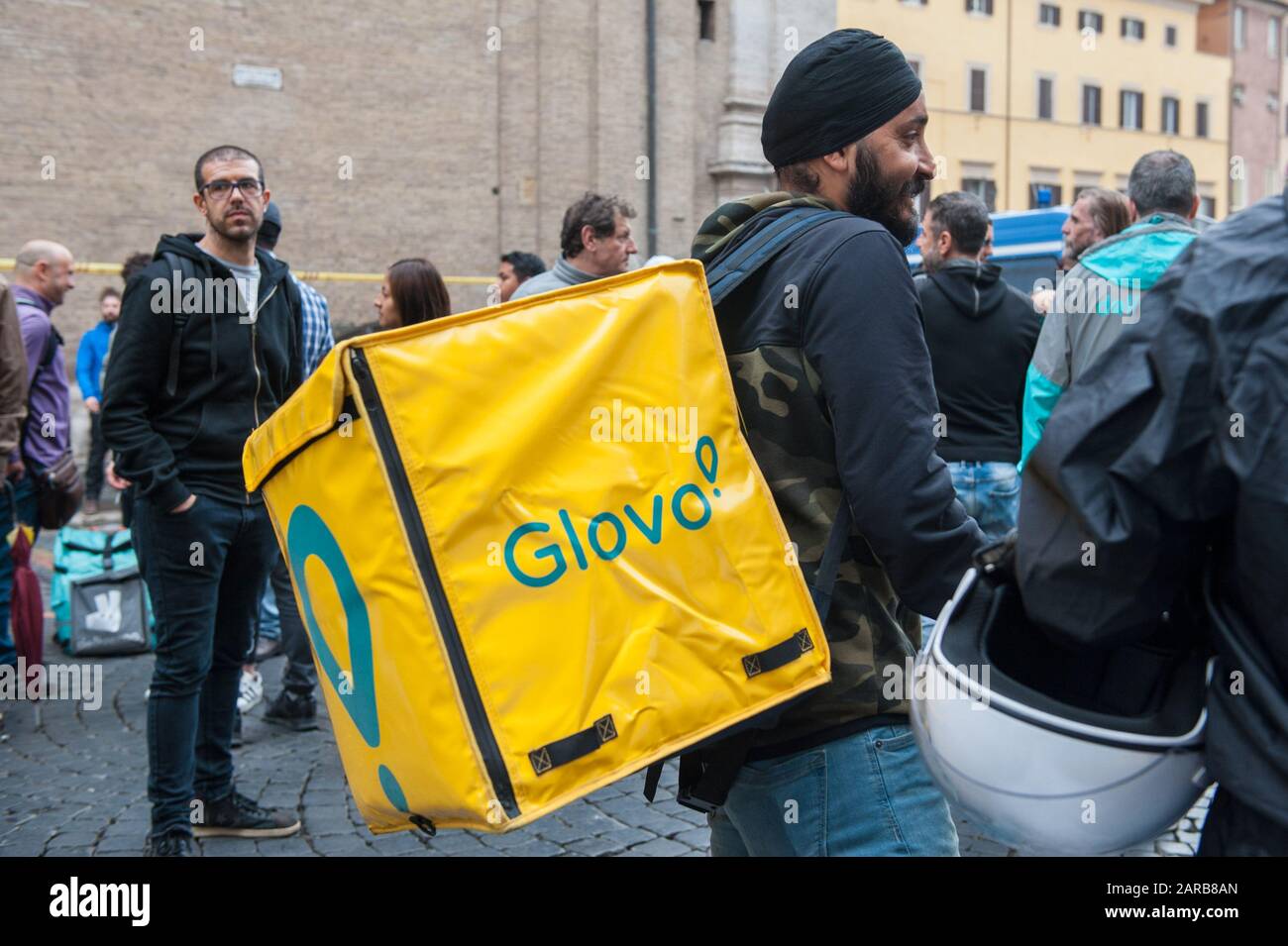 Roma, 15/10/2019: I piloti Glovo e Deliveroo, che lavorano nella cosiddetta gig economy, protestano contro i piloti decreto governativo in piazza Vidoni. ©Andrea Foto Stock