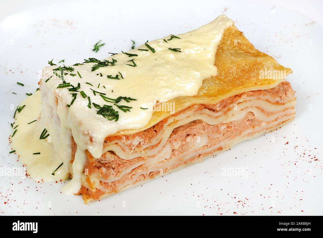 Lasagne-tradizionale casseruola italiana a strati di pasta e carne tritata, ragù alla bolognese e prima, parmigiano. Foto Stock