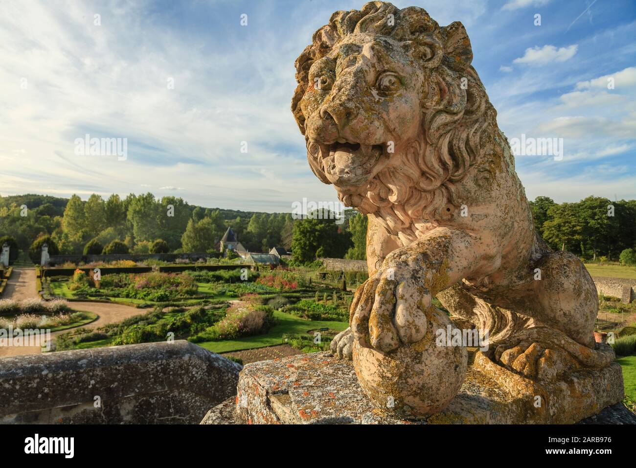 Francia, Indre et Loire, Chancay, Chateau de Valmer giardini, scultura leone in cima a una scala (menzione obbligatoria Chateau de Valmer) // Francia, Foto Stock