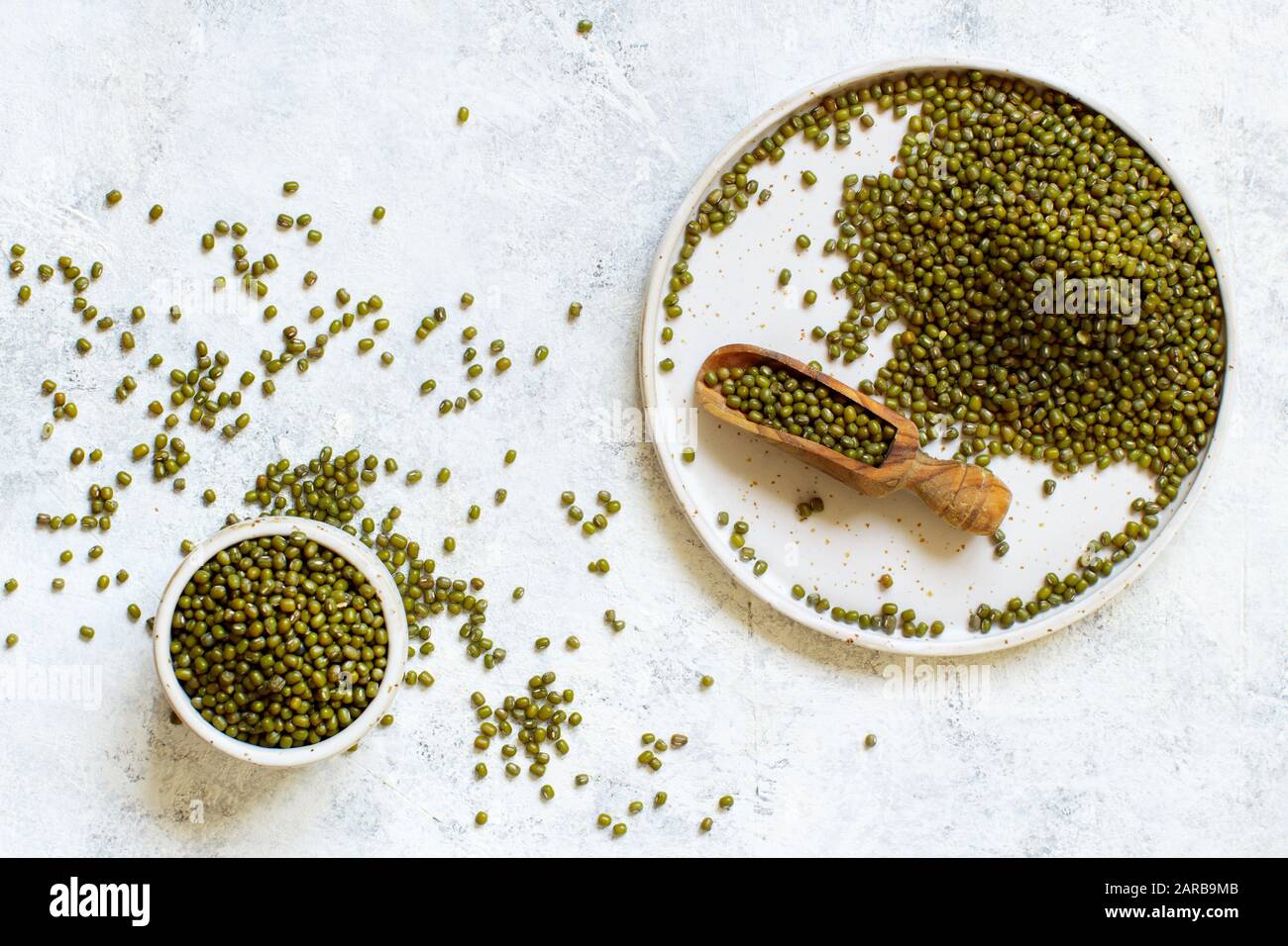 Fagioli di peso secchi su una piastra con una vista dall'alto del cucchiaio Foto Stock