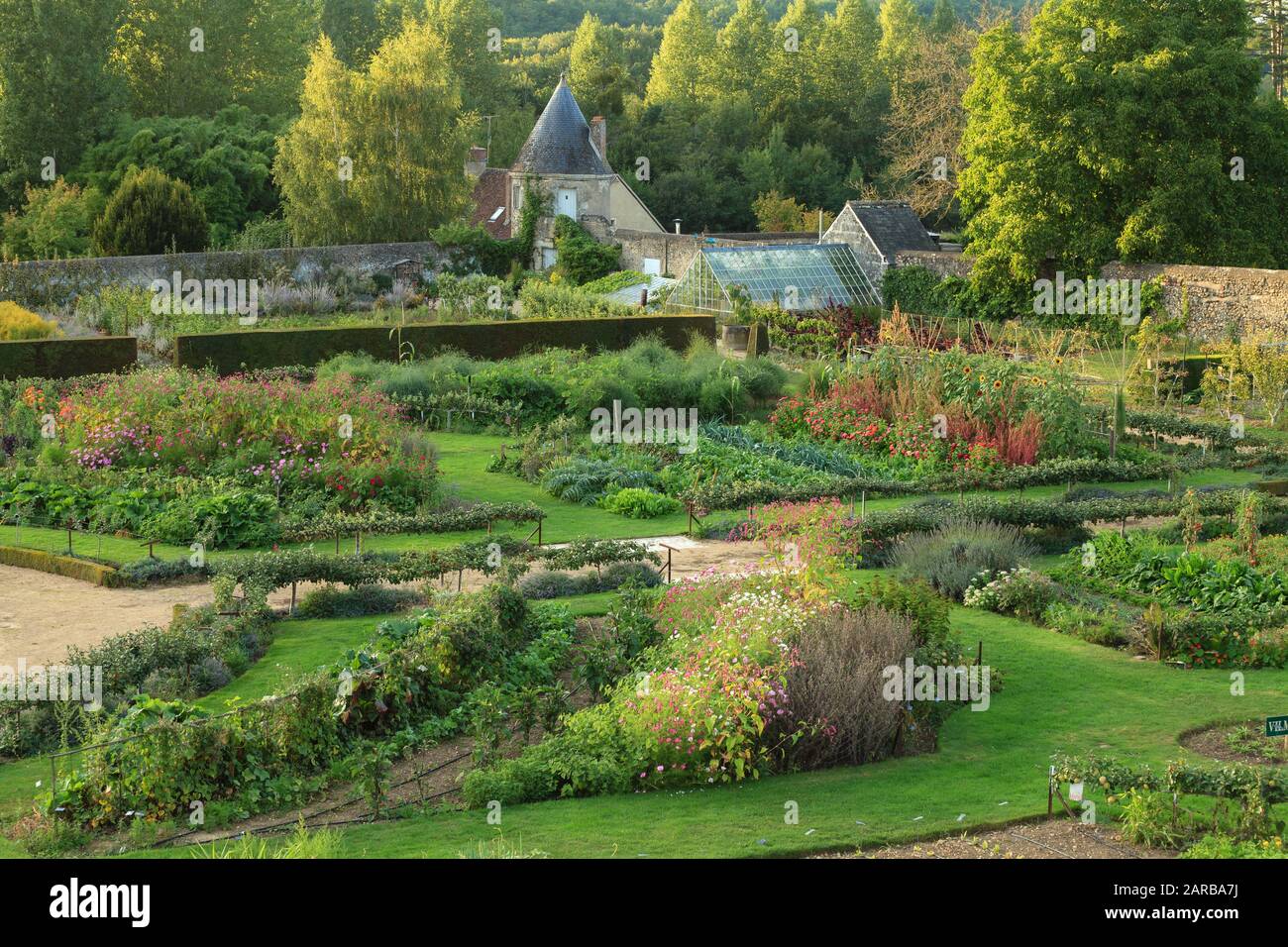 Francia, Indre et Loire, Chancay, Chateau de Valmer giardini, l'orto la serra e uno dei due torrette d'angolo (menzione obbligatoria Foto Stock