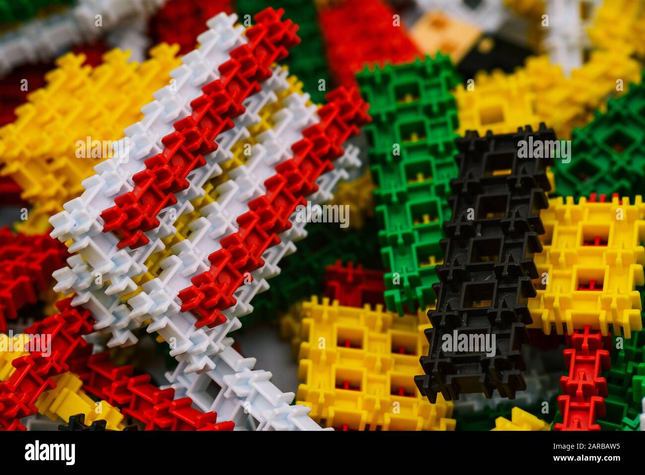 Costruttore di plastica per lo sviluppo del bambino. Giochi da tavolo per bambini per lo sviluppo della logica, del pensiero e della creatività Foto Stock