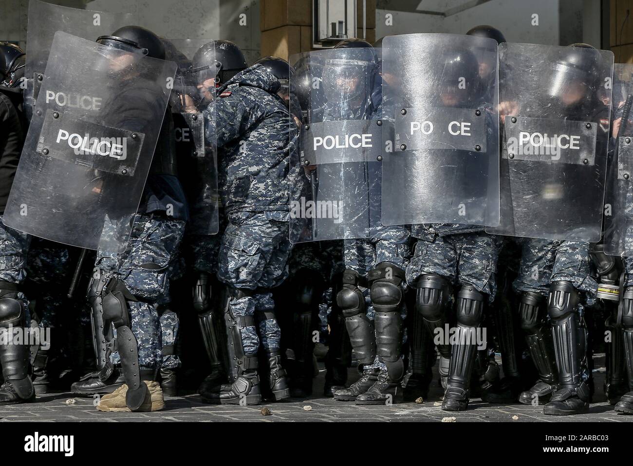 Beirut, Libano. 27th Gen 2020. La polizia antisommossa libanese si protegge dalle pietre gettate dagli attivisti anti-governativi durante gli scontri al di fuori della sede del parlamento. Credito: Marwan Naamani/Dpa/Alamy Live News Foto Stock