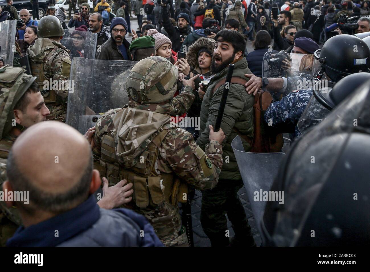 Beirut, Libano. 27th Gen 2020. Gli attivisti anti-governativi si confrontano con i soldati dell'esercito libanese mentre bloccano una strada che porta alla costruzione del parlamento. Credito: Marwan Naamani/Dpa/Alamy Live News Foto Stock