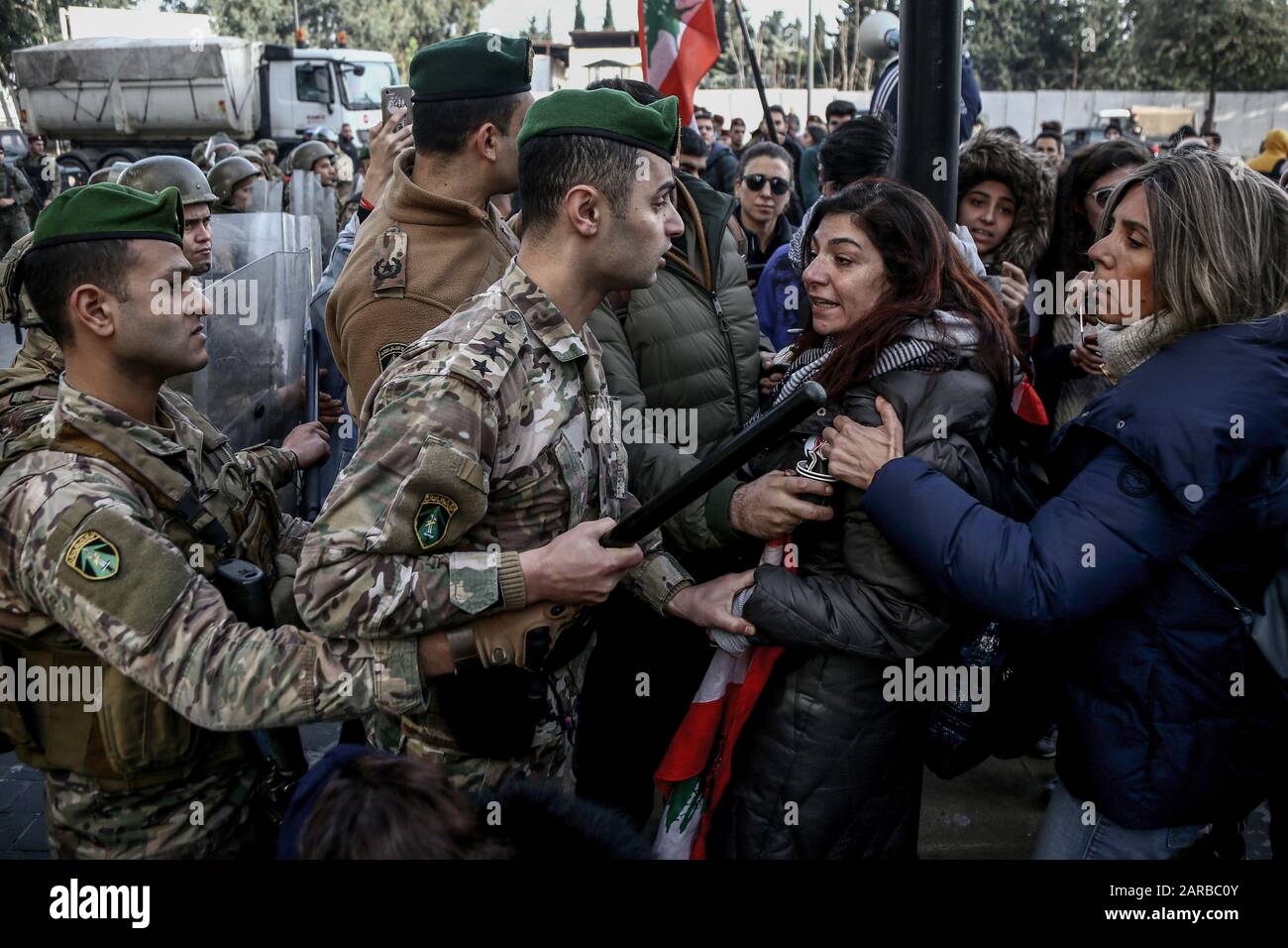 Beirut, Libano. 27th Gen 2020. Gli attivisti anti-governativi si confrontano con i soldati dell'esercito libanese mentre bloccano una strada che porta alla costruzione del parlamento. Credito: Marwan Naamani/Dpa/Alamy Live News Foto Stock