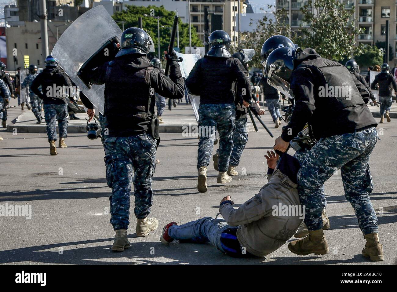 Beirut, Libano. 27th Gen 2020. La polizia antisommossa libanese arresta un attivista anti-governo durante gli scontri al di fuori della sede del parlamento. Credito: Marwan Naamani/Dpa/Alamy Live News Foto Stock