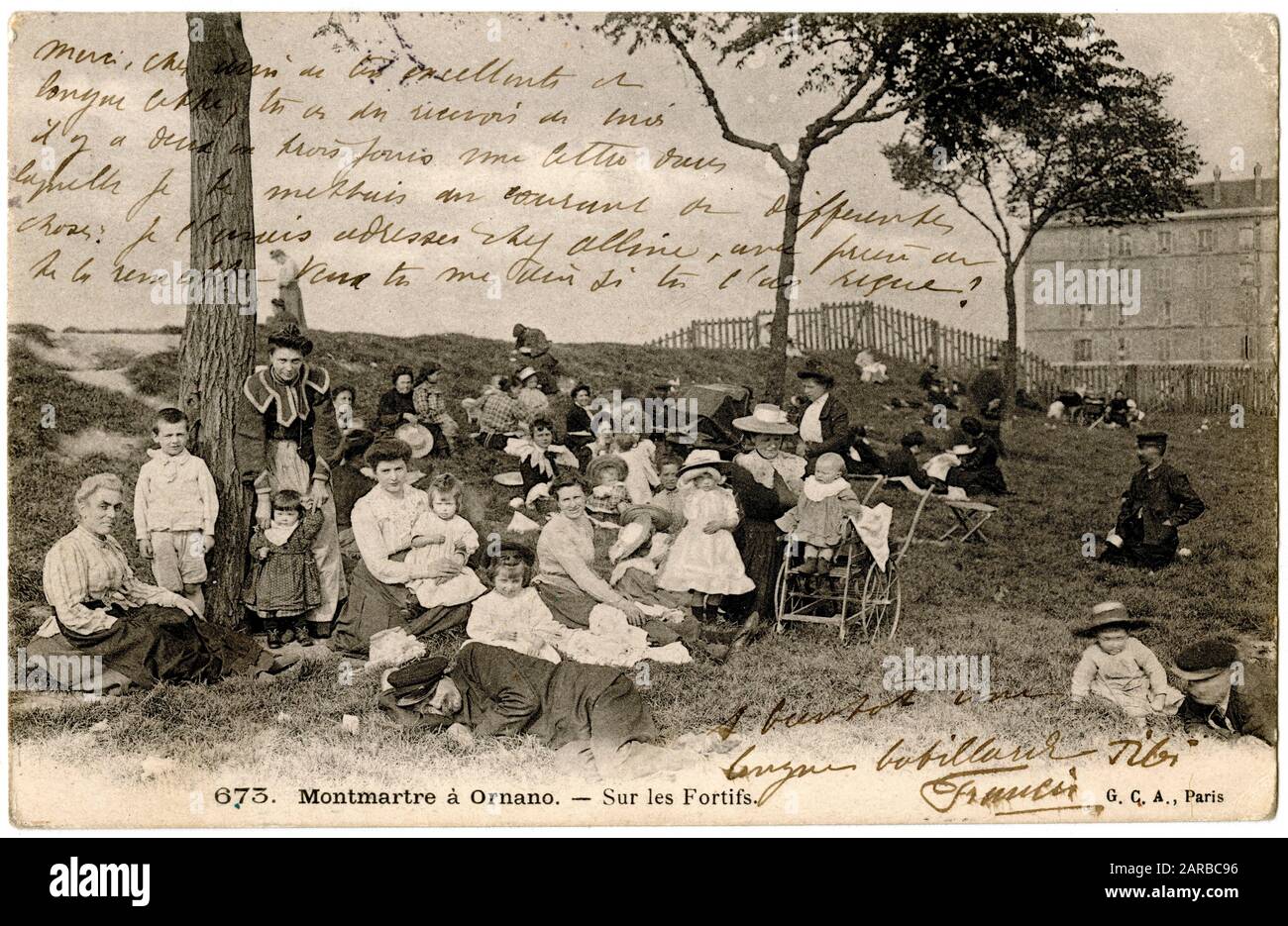 Gruppo di persone a Ornano, Montmartre, Parigi, Francia Foto Stock