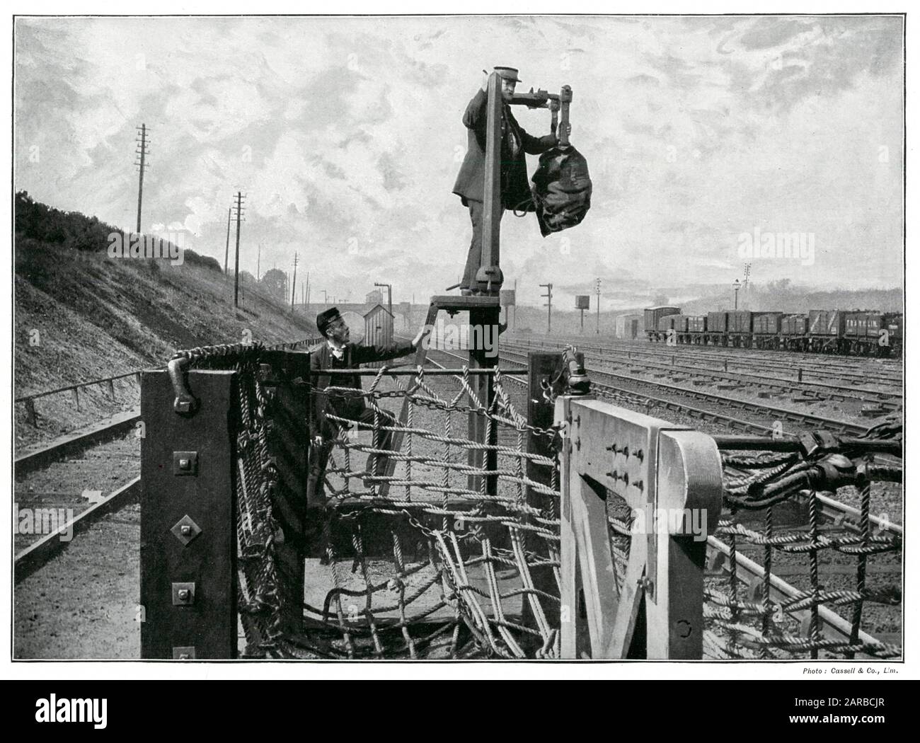 In attesa del treno postale 1890s Foto Stock