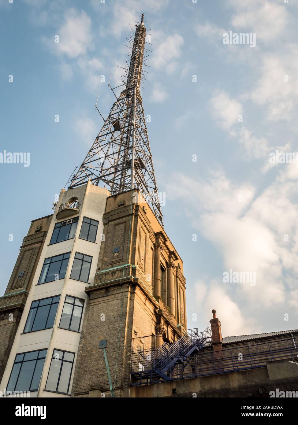 Alexandra Palace BBC TV Mast. Vista a basso angolo della storica torre del trasmettitore TV analogico vicino a Muswell Hill, North London. Foto Stock