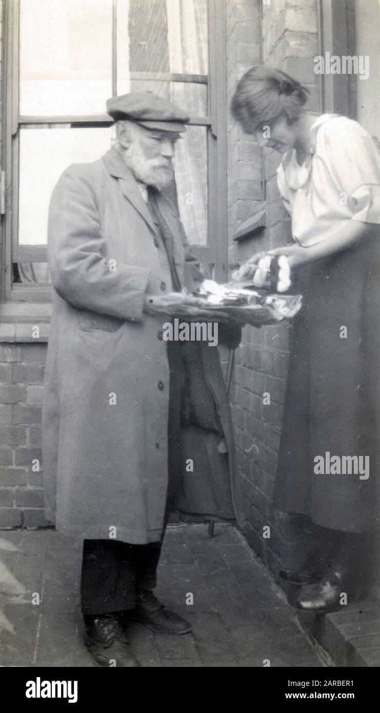 Peddlar itinerante/venditore di accessori per cucire. Foto Stock