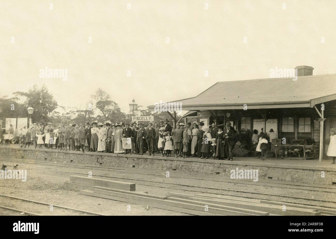 Scena di piattaforme alla stazione ferroviaria di Pingelly, Australia Occidentale, con il Columbia Park Boys' Club di San Francisco, così come uomini, donne e bambini. Foto Stock