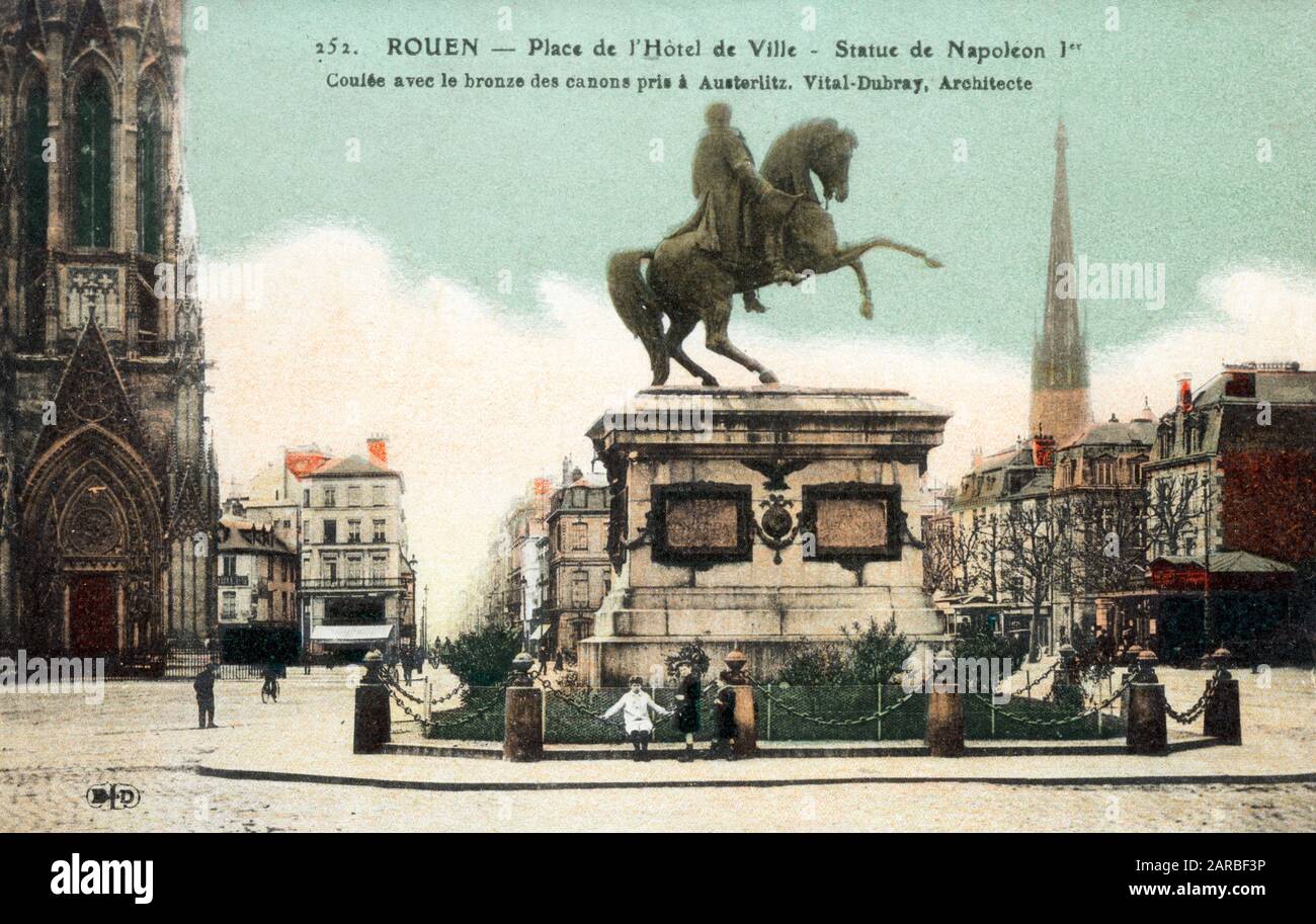Rouen, Francia, Place de l'Hotel de Ville, Statua equestre di Napoleone, fusa dai cannoni catturati durante la battaglia di Austerlitz, progettata da Vital-Dubray. Foto Stock