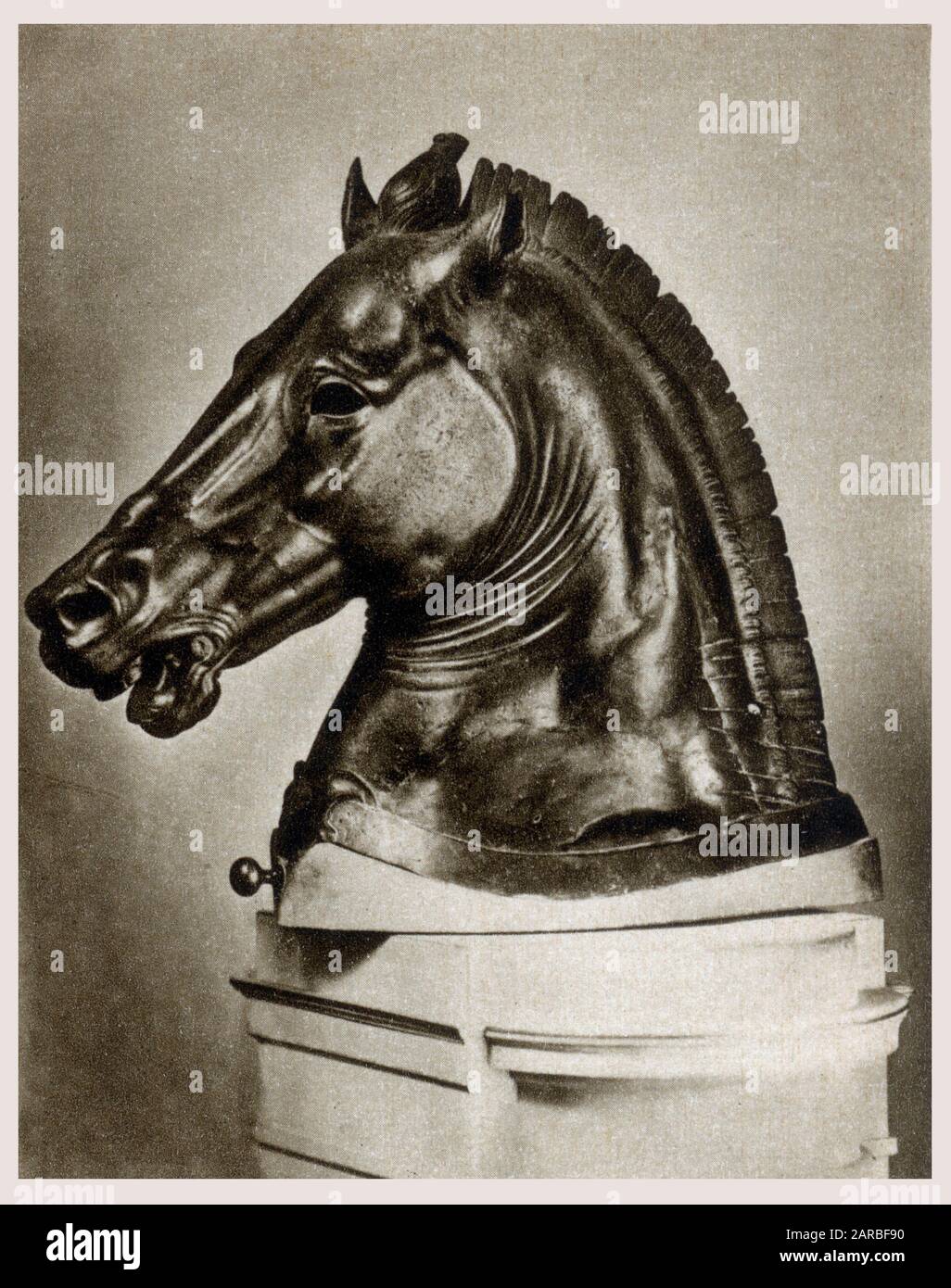 La testa staccata di una scultura equestre greca in bronzo della seconda metà del IV secolo a.C. Era già registrato nel 1494 come parte delle collezioni nei giardini del palazzo mediceo, e fu successivamente ospitato a Palazzo Vecchio. Era ben noto nel Rinascimento e certamente ispirò l'artista Donatello, che realizzò almeno due importanti sculture equestri nel corso della sua vita. Italia. Foto Stock