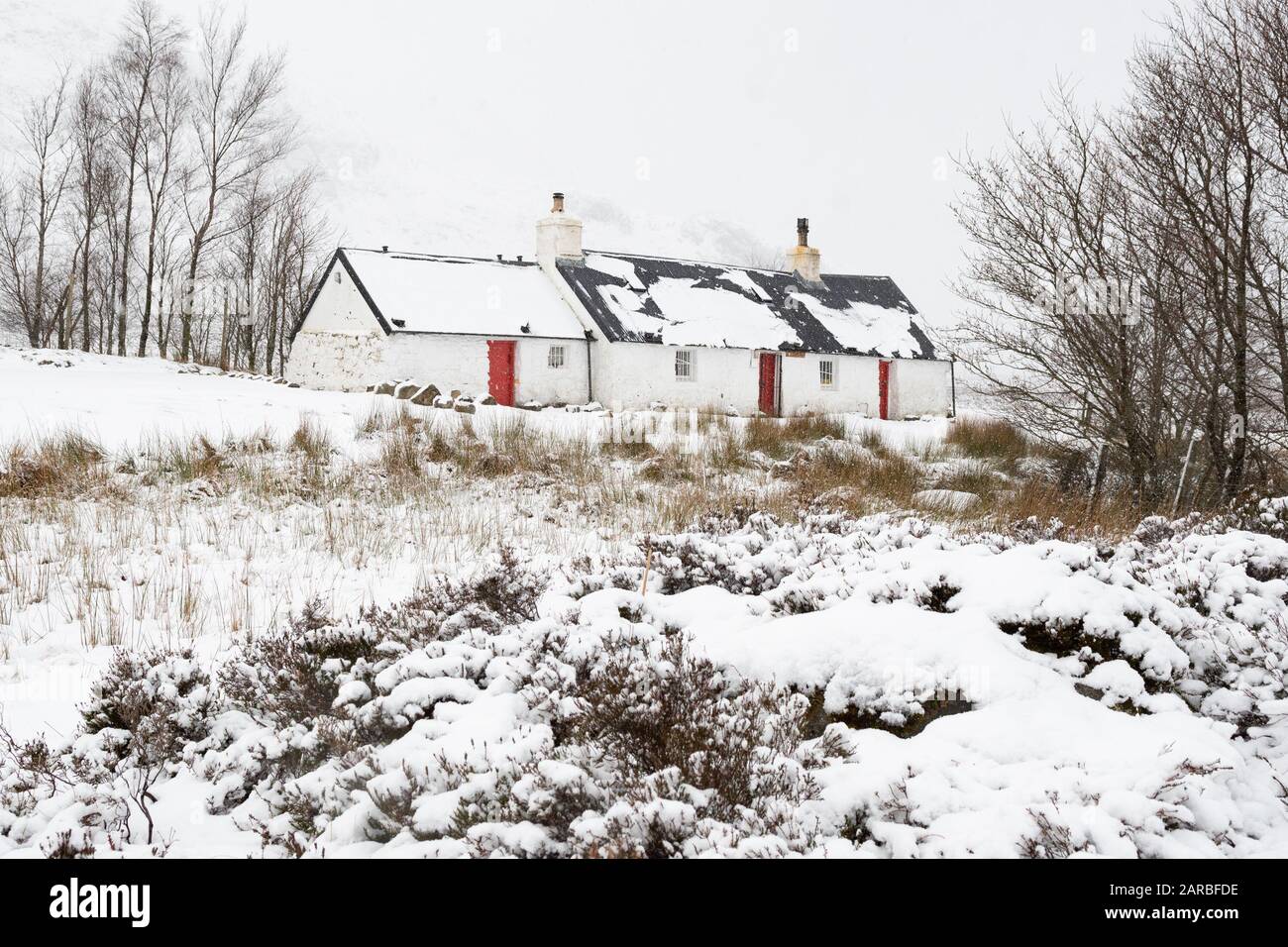 Glen Coe, Scozia, Regno Unito. 27th Gen 2020. Tempo nel Regno Unito - l'iconico Black Rock Cottage di Glen Coe, Scozia, sotto una fresca coperta di neve Credit: Kay Roxby/Alamy Live News Foto Stock
