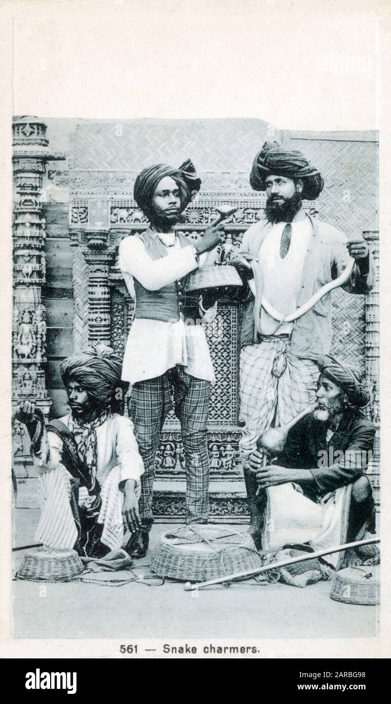 Incantatori di serpente indiani. Data: 1900s Foto Stock