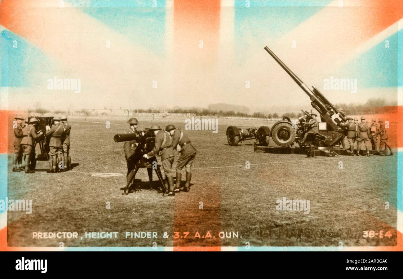 Cartolina britannica patriottica dell'epoca della seconda guerra mondiale - predatore, rilevatore di altezza e pistola Ack (A.A.) 3,7. Foto Stock