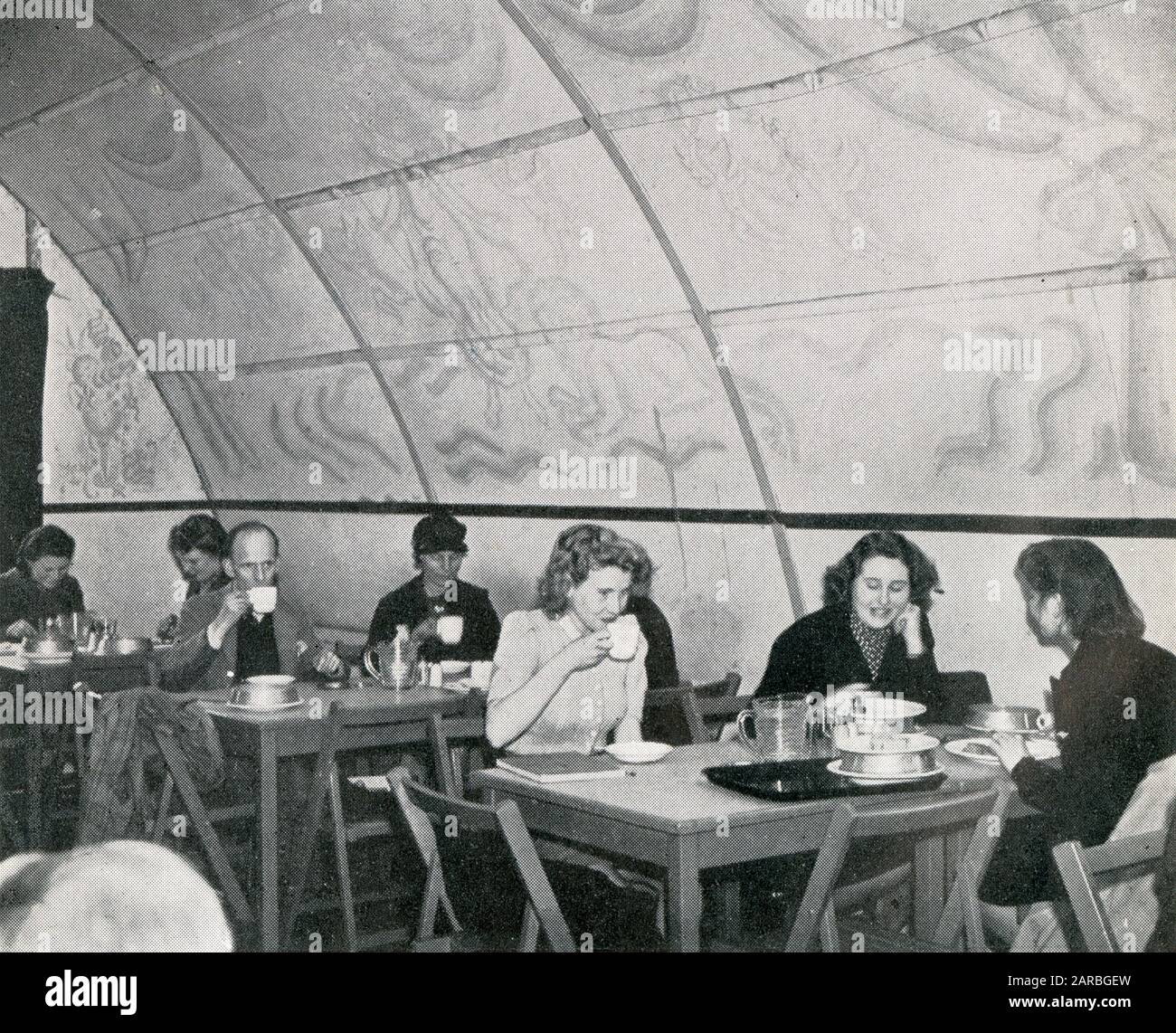 British Restaurant, seconda Guerra Mondiale - all'interno dell'edificio del rifugio Nissen Foto Stock