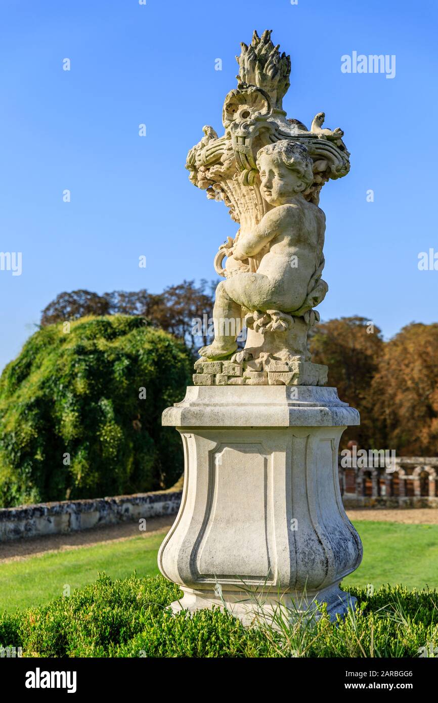Francia, Indre et Loire, Chancay, Chateau de Valmer giardini, statua sulla terrazza delle fontane fiorentine // Francia, Indre-et-Loire (37), Chançay, Foto Stock