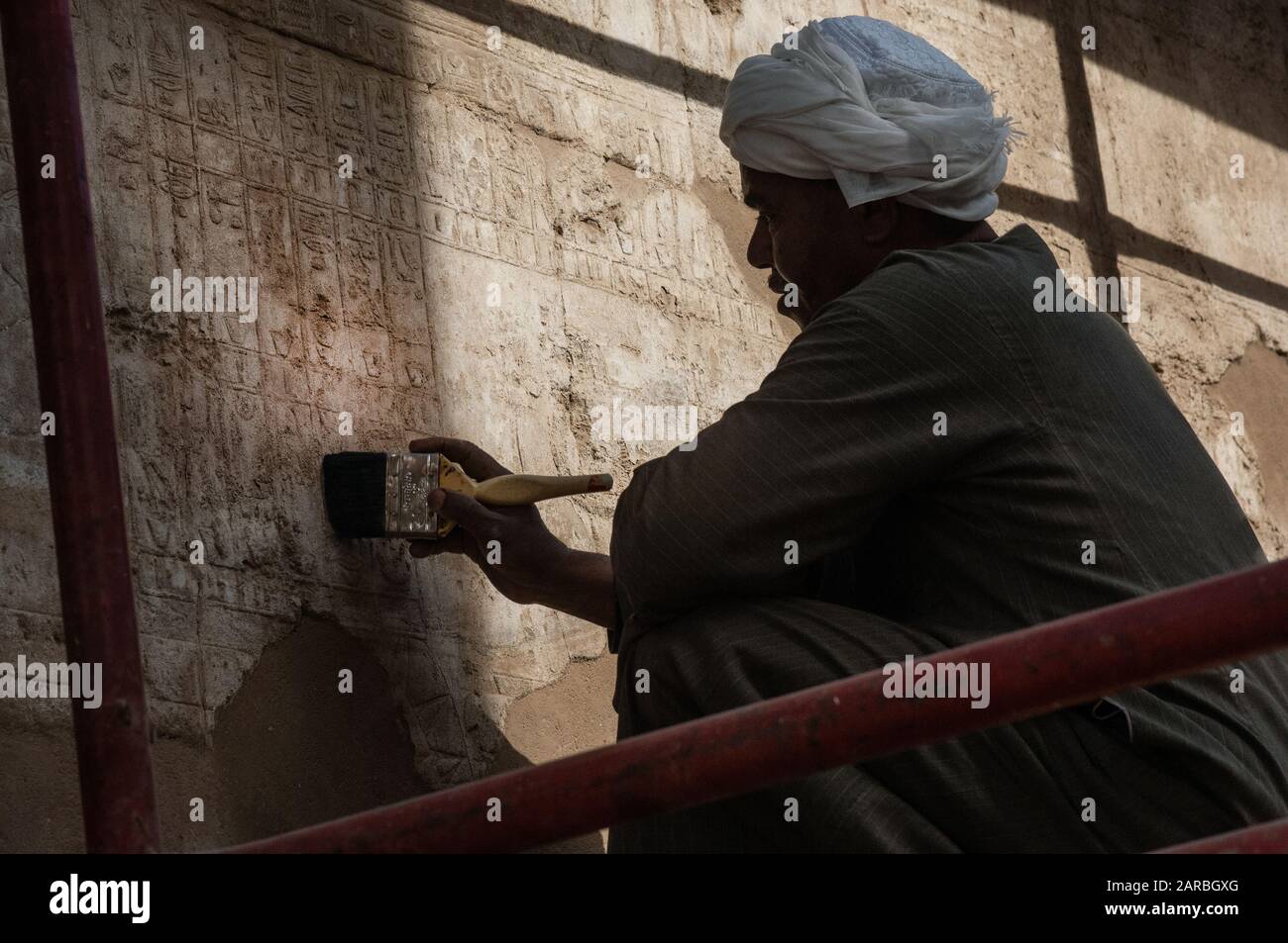 Luxor, Egitto. Febbraio 12th 2009 restauro opere iscrizioni faraoniche alle antiche rovine egiziane accanto al Nilo a Luxor, Egitto. Foto Stock