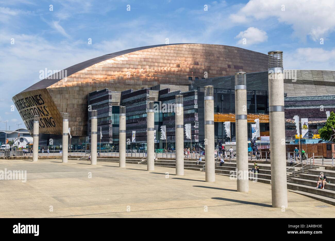 Il Wales Millennium Centre nella Baia di Cardiff, Cardiff, Galles del Sud dal Roald Dahl Plass in una giornata di giugno soleggiata Foto Stock