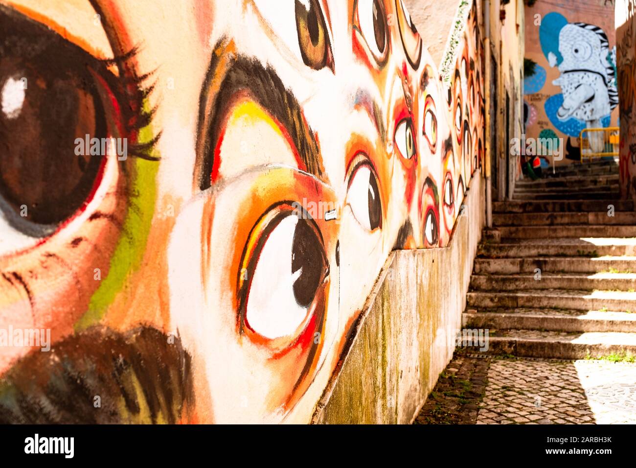 Street art di Lisbona che raffigura gli occhi in Alfama. Foto Stock