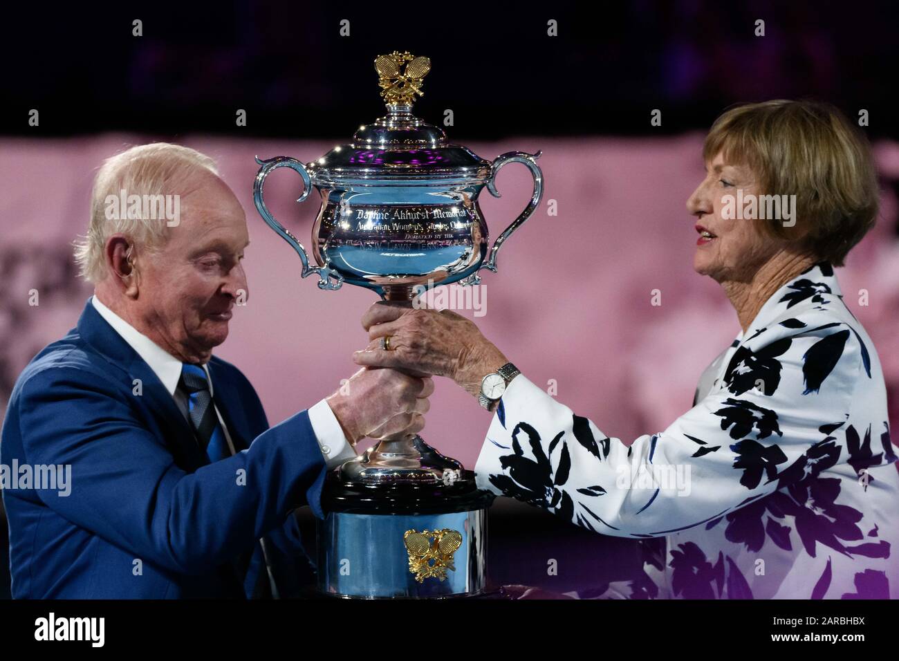 Melbourne Park, Melbourne, Australia. 27th Gen 2020. La leggenda del tennis Rod Laver presenta Margaret Court con una replica del trofeo Daphne Akhurst che viene presentato al vincitore australiano Open Women's Singles per commemorare il 50th anniversario dell'anno in cui ha vinto un calendario Grand Slam alla Rod Laver Arena prima della quarta partita di uomini singoli Tra Nick Kyrgios dell'Australia e Rafael Nadal della Spagna il giorno 8 dell'Australian Open 2020 al Melbourne Park di Melbourne, Australia. Sydney Low/Cal Sport Media/Alamy Live News Foto Stock