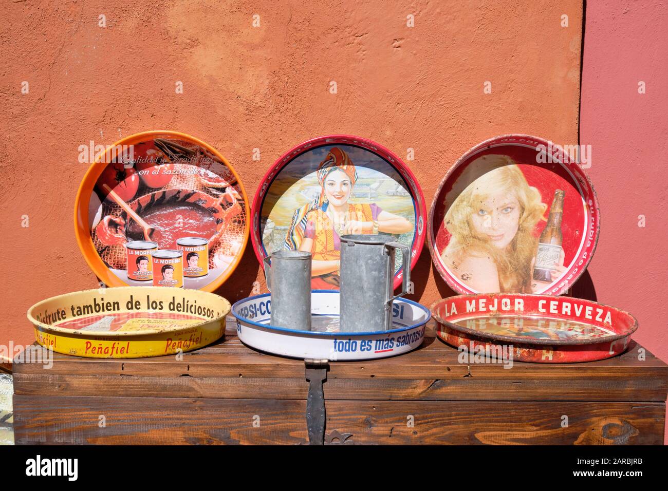 Vintage messicano bar birra pubblicità vassoi in esposizione per la vendita al di fuori di un negozio di antiquariato a Puebla, Messico Foto Stock