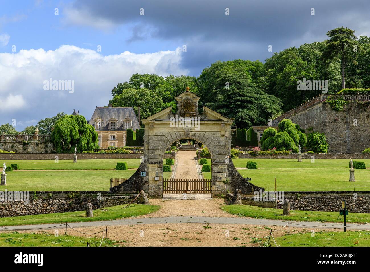 Francia, Indre et Loire, Chancay, Chateau de Valmer giardini, ingresso attraverso il portale (édition beaux livres disponibile) // Francia, Indre-et-Loire Foto Stock