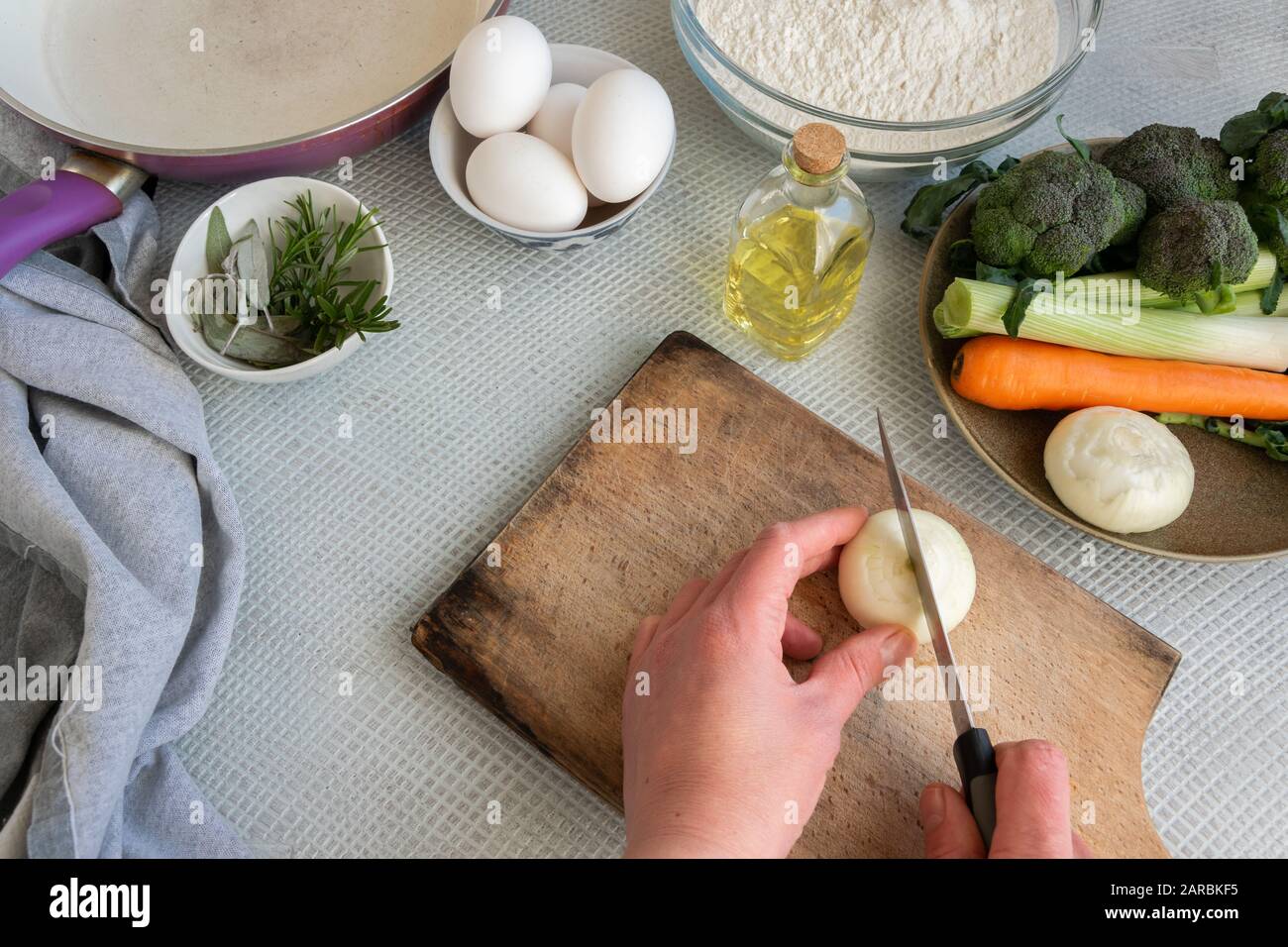 Vista dall'alto delle mani della donna che cucinano con l'ingrediente alimentare sano. Dieta equilibrata, cucina e concetto di cibo Foto Stock