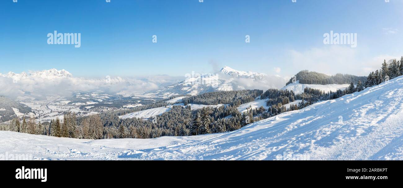 Vista panoramica invernale sulle Alpi di Kitzbuhel in Austria, tra cui il Corno di Kitzbuheler e il Massiccio del Kaisergebirge Foto Stock