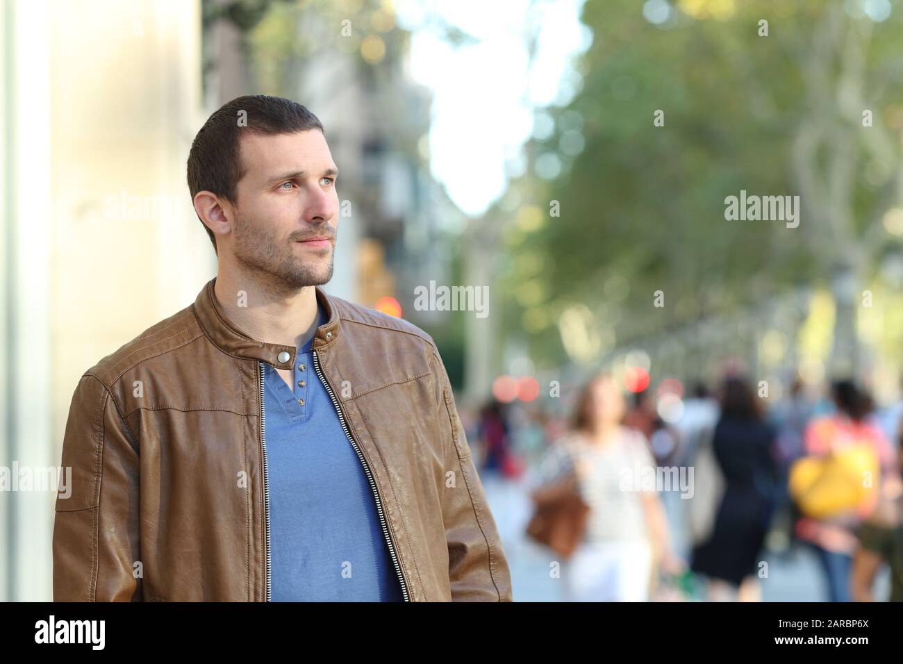 Bell'uomo adulto che cammina via in strada Foto Stock