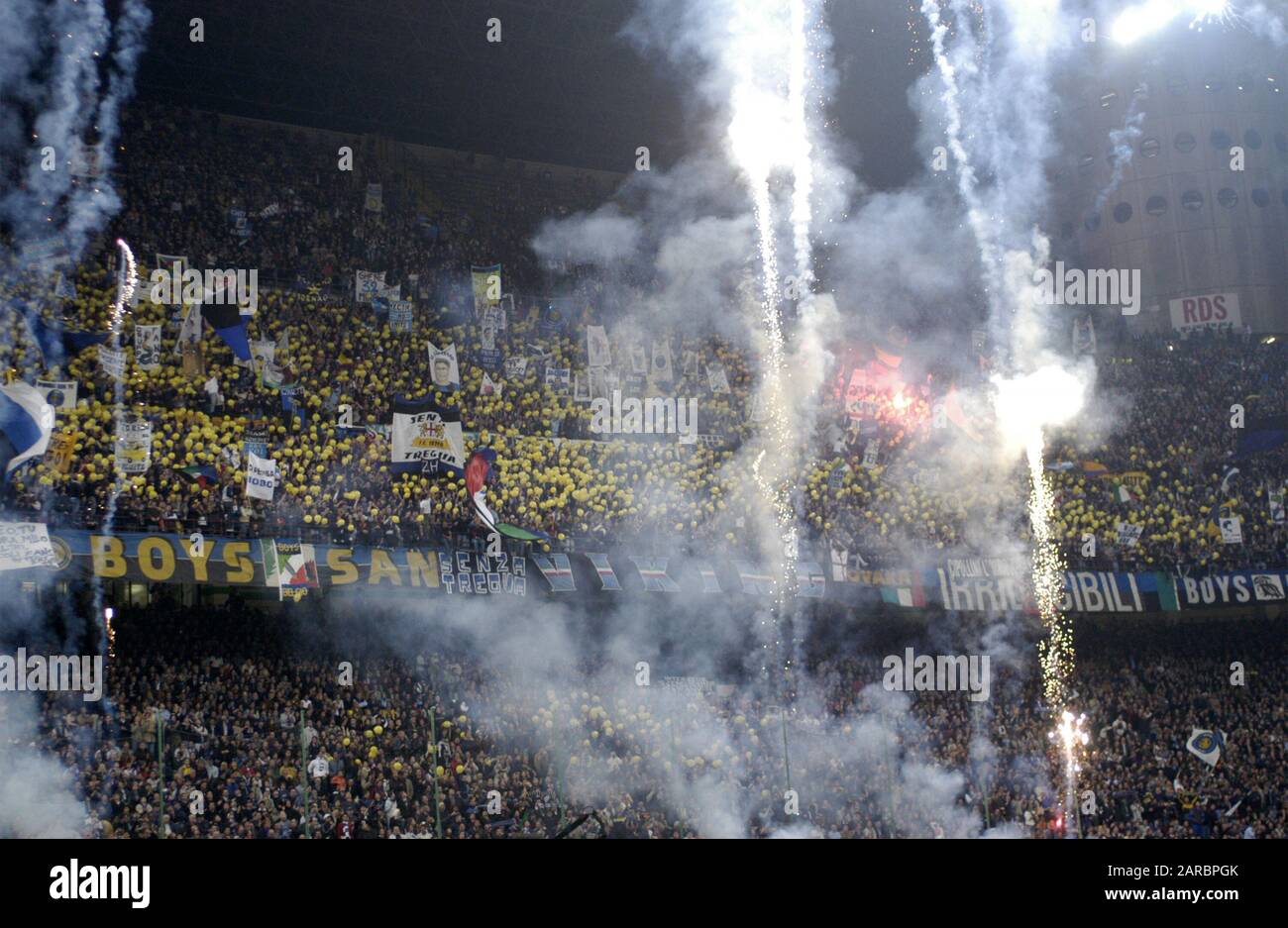 Milano Italia, 19 ottobre 2002, Stadio 'G.MEAZZA SAN SIRO', Campionato di Calcio Seria A 2002/2003, FC Inter - FC Juventus: Inter fans prima della partita Foto Stock