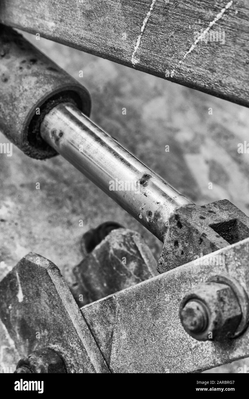 Chiudere un cilindro idraulico su un pezzo dell'attrezzatura di sollevamento del trattore agricolo. Agricoltura e concetto agricolo. Foto Stock