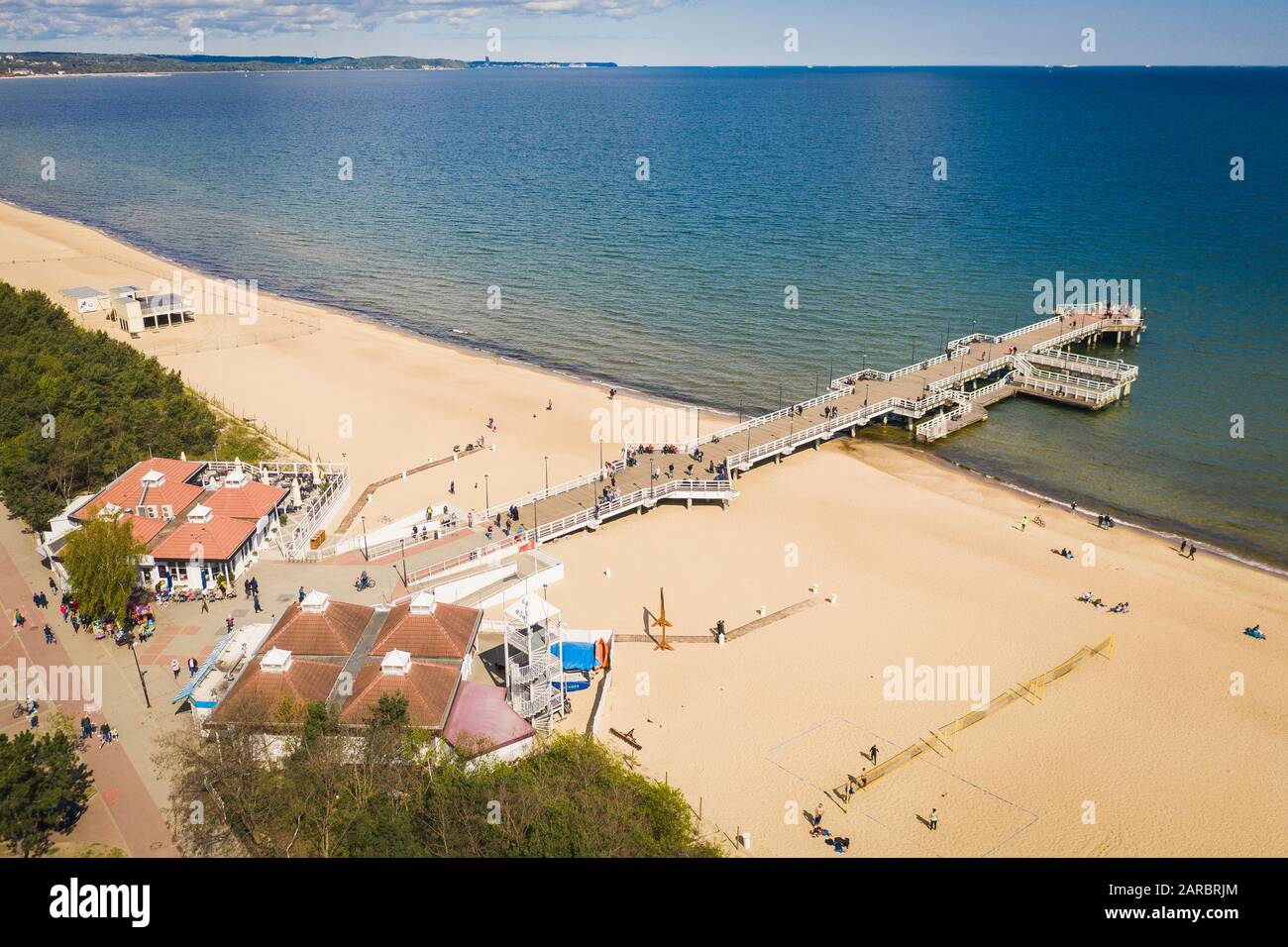 Vista aerea su Gdansk Brzezno pier con molte persone. Foto Stock