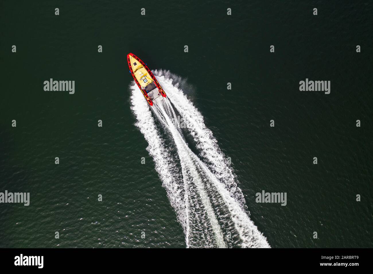 Vista dall'alto in basso sulla velocità di movimento del motoscafo di soccorso. Foto Stock