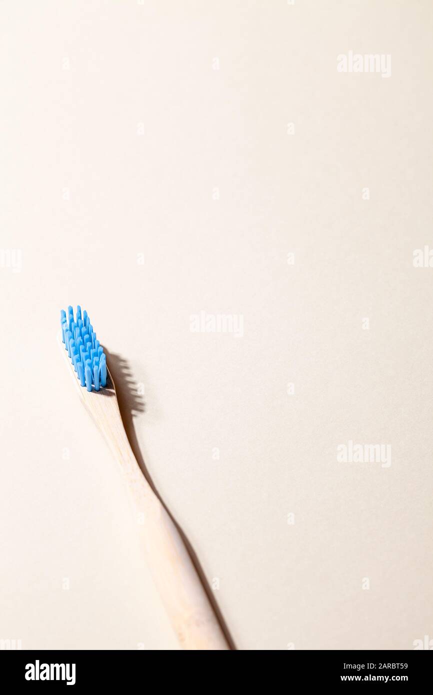 Spazzolini da denti in bambù su sfondo chiaro con ombra e spazio di copia. Zero sprechi, stile di vita ecocompatibile e utilizzo di materiale biodegradabile e riciclabile Foto Stock
