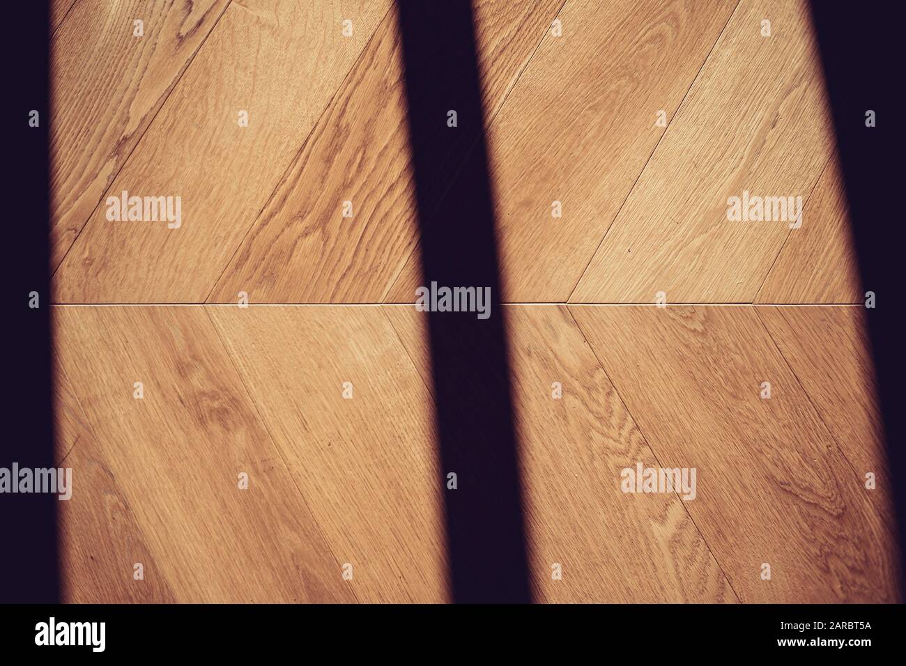 Trama sfondo composto da pezzi di legno tagliato a zig zag forma e attraversato da linee d'ombra. Foto Stock