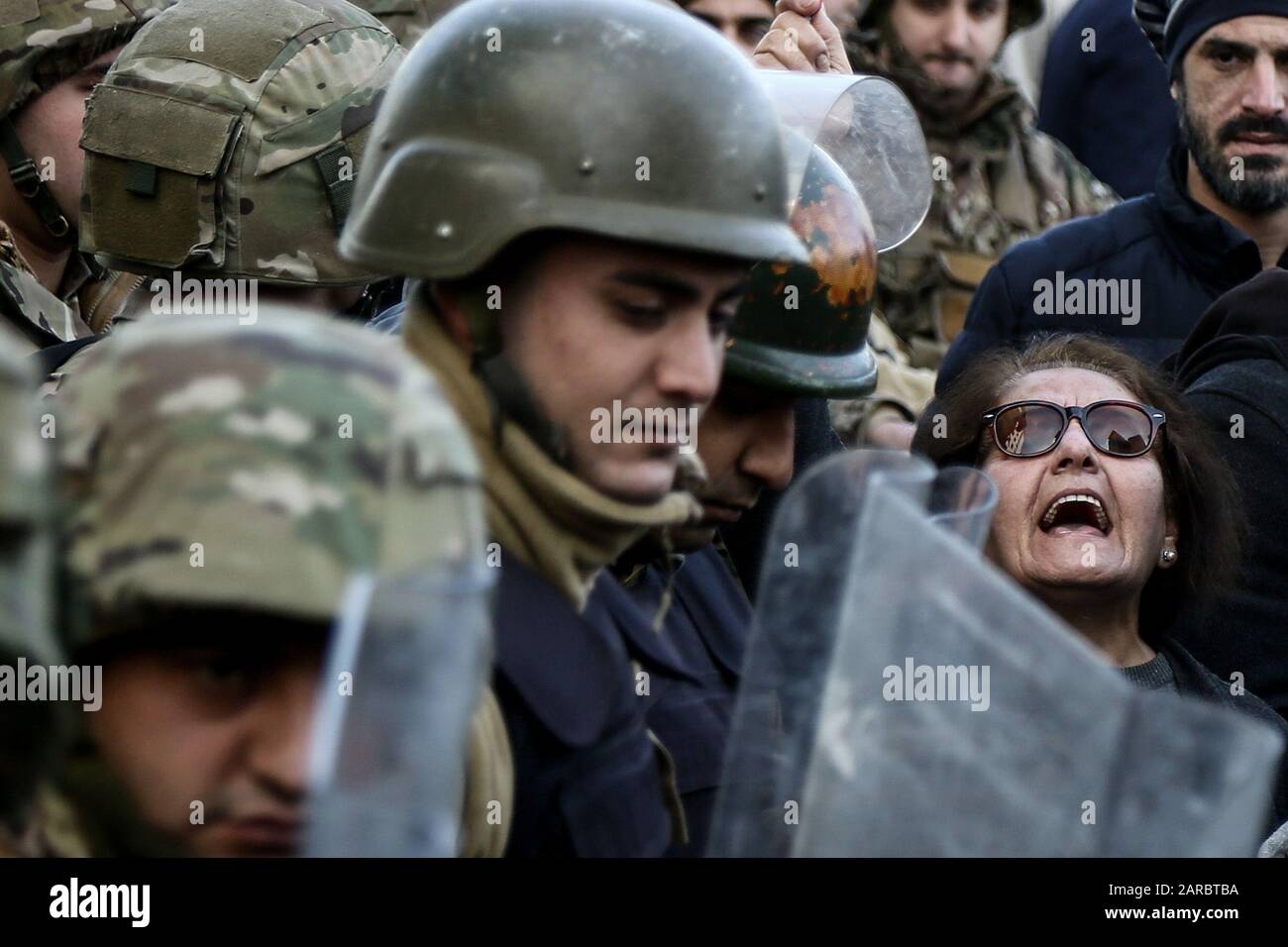 Beirut, Libano. 27th Gen 2020. Un attivista anti-governo affronta i soldati dell'esercito libanese mentre blocca una strada che porta alla costruzione del parlamento. Credito: Marwan Naamani/Dpa/Alamy Live News Foto Stock