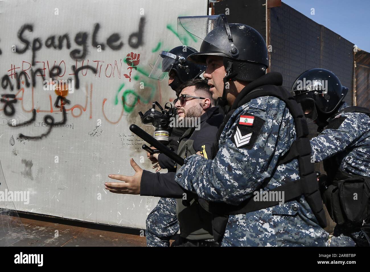 Beirut, Libano. 27th Gen 2020. I poliziotti libanesi antisommossa arrestano un attivista anti-governo durante gli scontri al di fuori dell'edificio del parlamento. Credito: Marwan Naamani/Dpa/Alamy Live News Foto Stock
