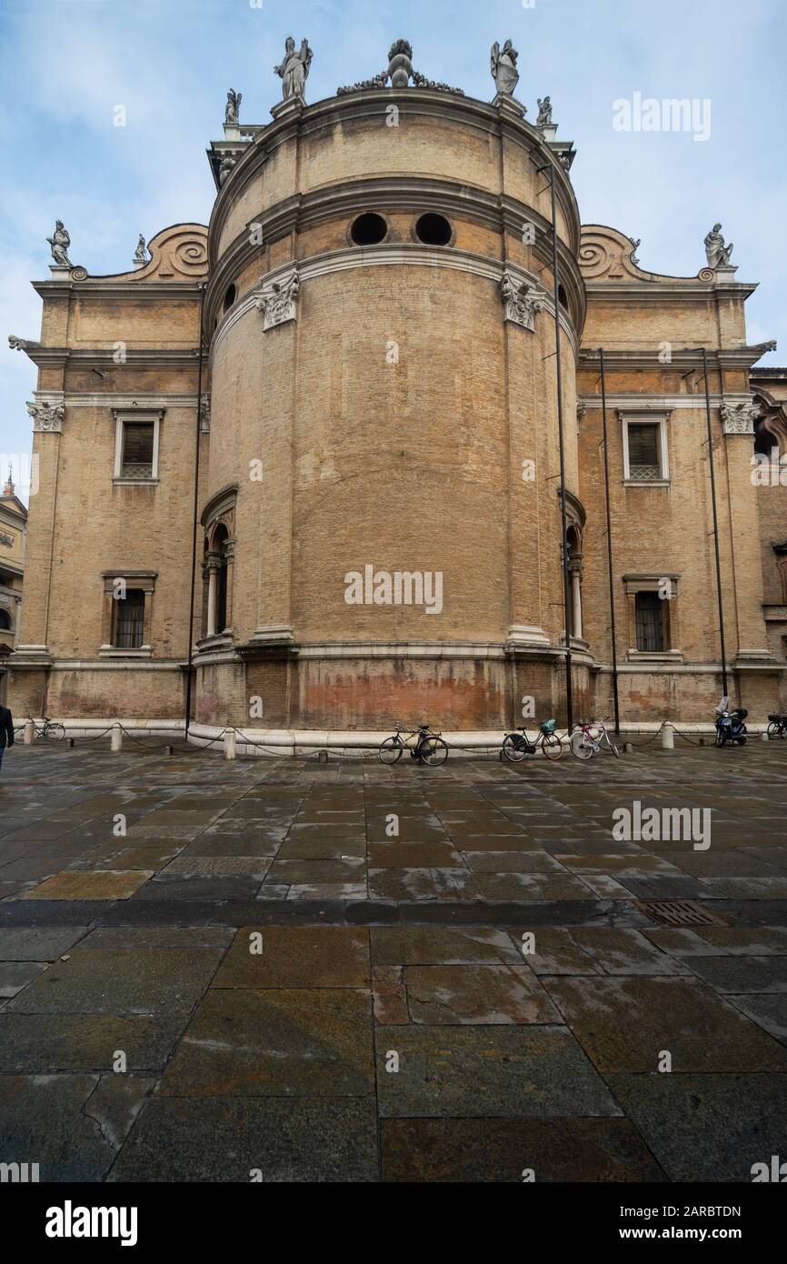 Piazza della Steccata nel centro di Parma, Emilia-Romagna, Italia, con il Santuario di Santa Maria della Steccata, risalente al 16th secolo, monumentale chiesa rinascimentale Foto Stock