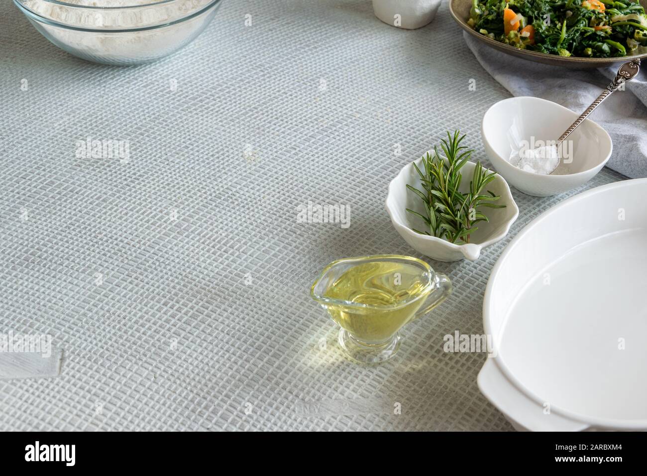 Cucinare con ingredienti alimentari sani. Dieta equilibrata, cucina e concetto di cibo Foto Stock