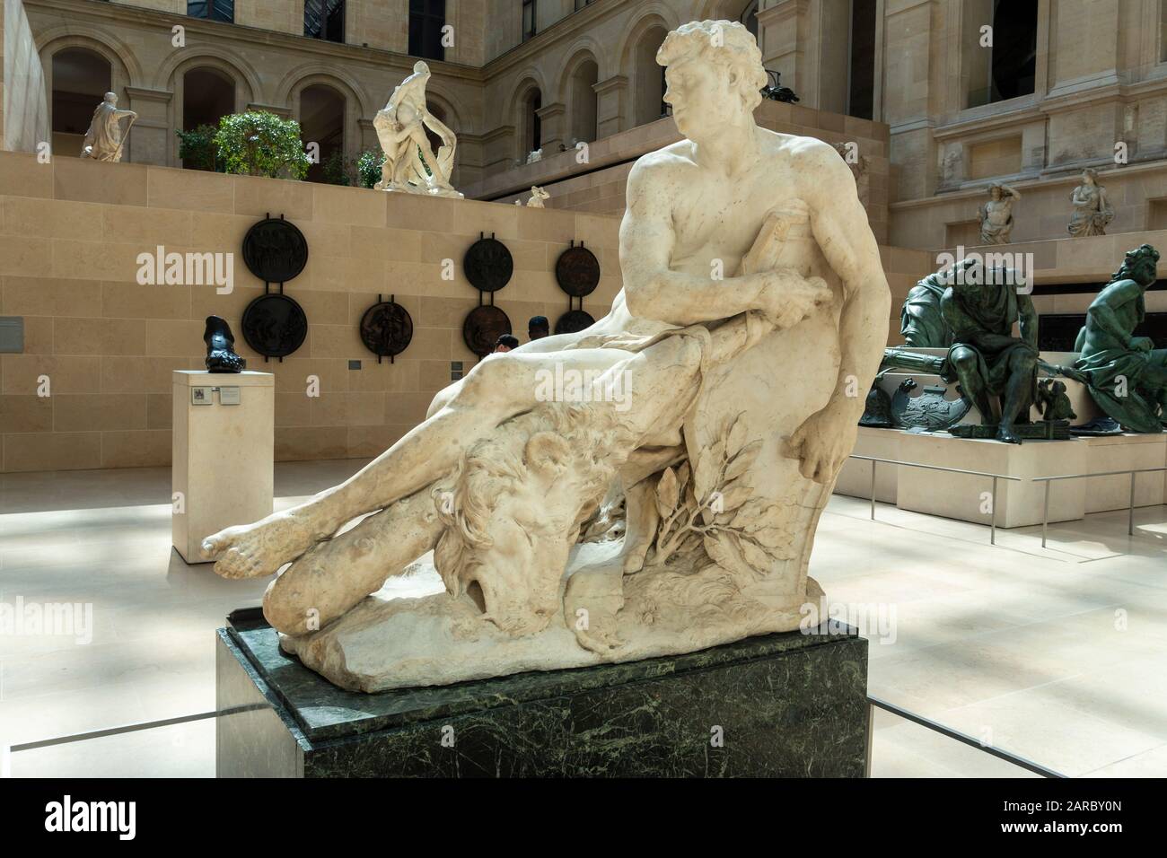 Scultura in marmo nel cortile Cour Marly nell'ala Richelieu del Museo del Louvre (Musée du Louvre) a Parigi, Francia Foto Stock