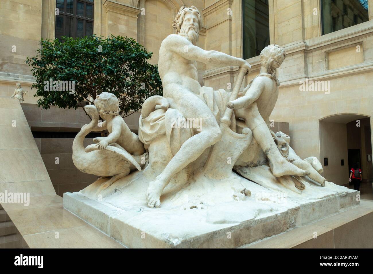 Scultura in marmo la Seine et la Marne di Nicolas Coustou nel cortile Cour Marly nell'ala Richelieu del Museo del Louvre (Musée du Louvre) a Parigi, Francia Foto Stock