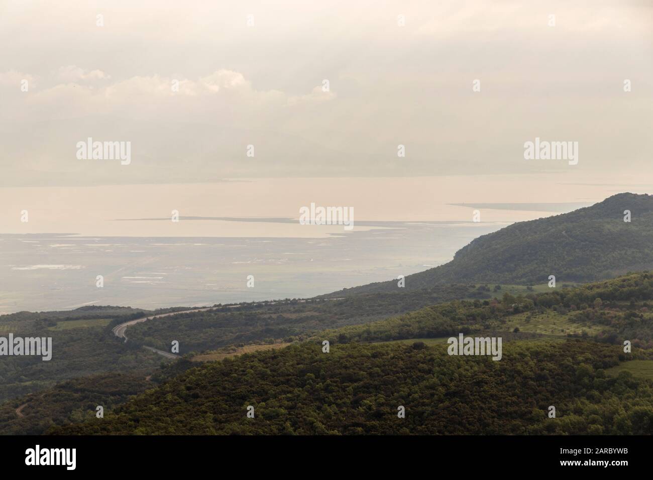 Termopili, Grecia. Vista attuale del luogo in cui il passaggio costiero stretto noto come Thermoopyles (Porte calde) esisteva nell'antichità Foto Stock