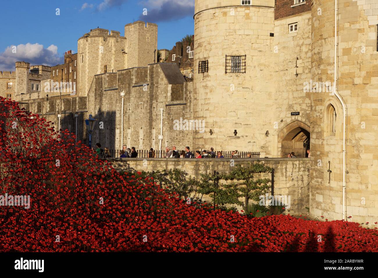 Il sangue spazzata di terre e mari di Red installazione presso la Torre di Londra la marcatura i cento anni della prima guerra mondiale. Foto Stock