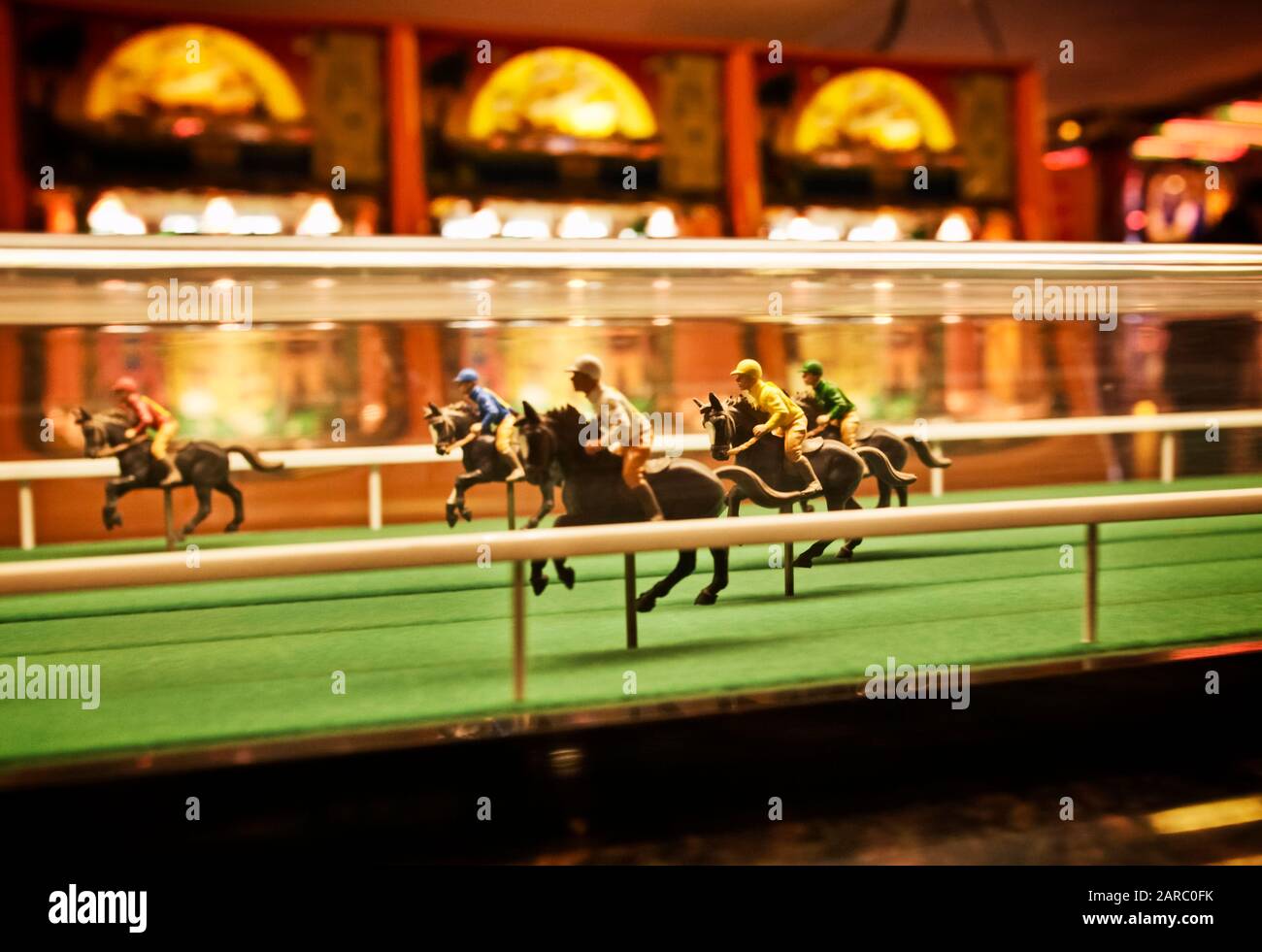 Gioco di corse di cavalli con slot meccanici all'interno di una galleria di divertimenti, Inghilterra, Regno Unito Foto Stock