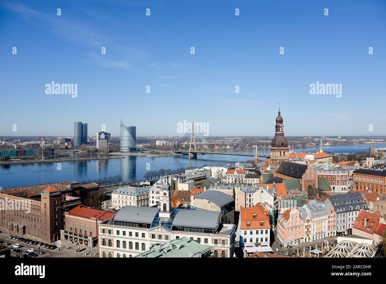 Vista su riga in Lettonia con edifici e fiume Foto Stock
