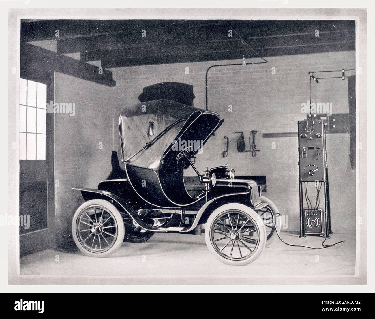 Auto d'epoca, auto elettrica di prima mattina che viene caricata in una stazione di ricarica, Babcock Electrics, illustrazione 1909 Foto Stock