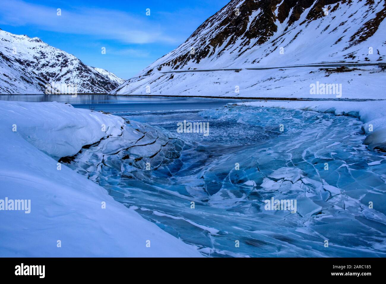 Lago ghiacciato, Lai da Songta Maria, passo Lukmanier  LW AT  , Svizzera Foto Stock