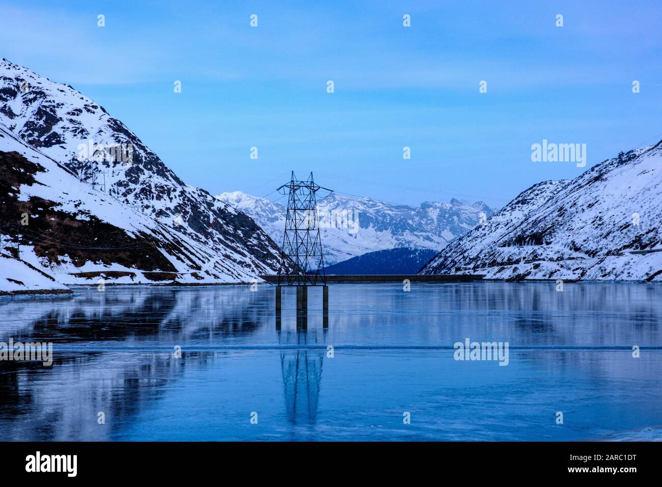 Lago artificiale congelato, Lai da Songta Maria, passo Lukmanier  LW AT  , Svizzera Foto Stock